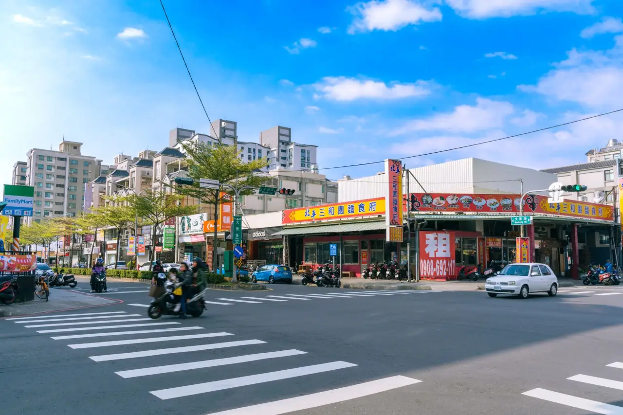 福鼎根雕艺术品选购指南：前岐胜铭根艺厂木雕摆件材质与工艺对比