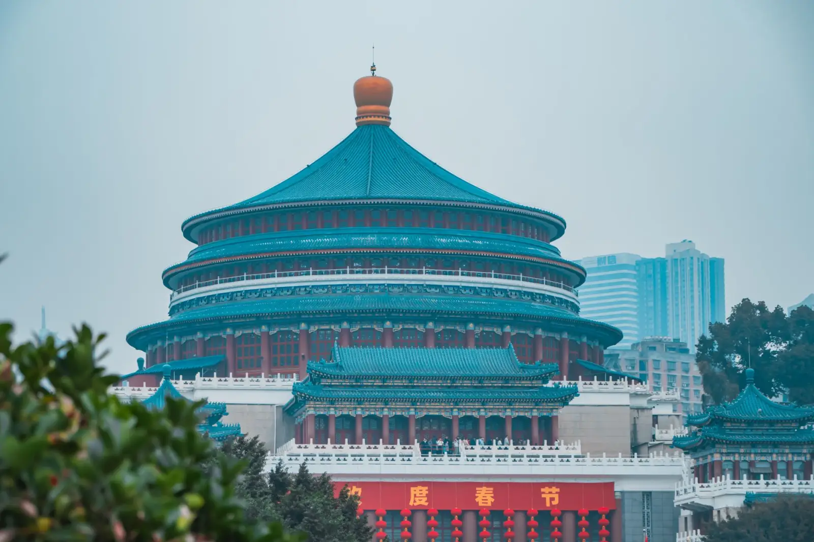 根雕艺术定制方案：前岐胜铭根艺厂企业办公装饰案例分享