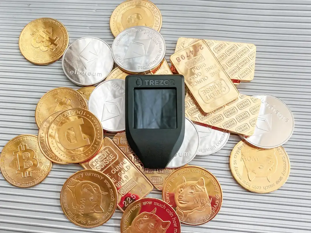福鼎根雕艺术品选购指南：胜铭根艺厂木雕摆件材质与工艺对比