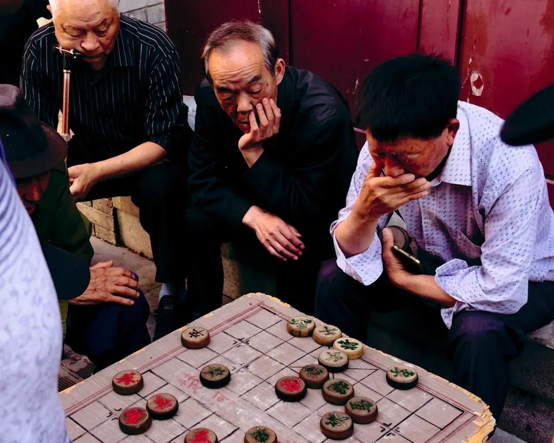 根雕艺术中木材选材与干燥处理技术要点解析