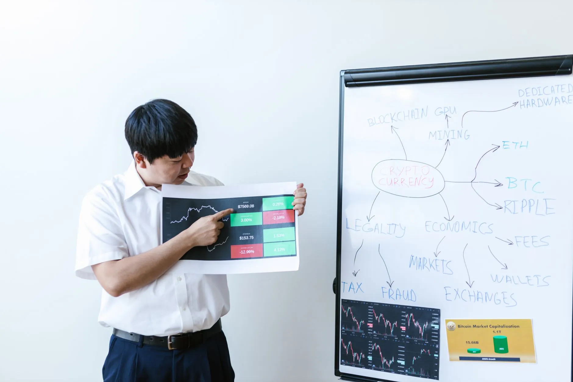 根雕艺术定制方案：前岐胜铭根艺厂企业办公装饰案例分享